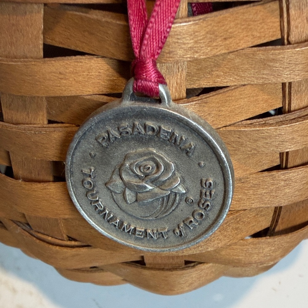 Longaberger 2004 Pasadena Tournament of Roses Basket w/Liner,Protector & Tie-on - Picture 2 of 4